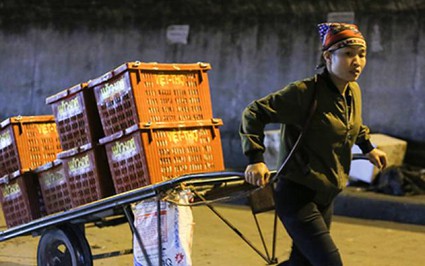 Hình ảnh những "bóng hồng" trong đêm ở chợ Long Biên ngày 8.3