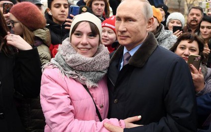 Tổng thống Putin bất ngờ được cô gái trẻ đẹp cầu hôn