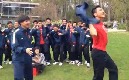 U19 VN hát &#34;Anh không đòi quà&#34;, Công Phượng vào vai &#34;anh đòi quà&#34;