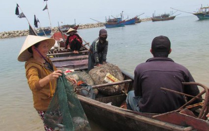 Hà Tĩnh: Gạo hỗ trợ đã về với ngư dân