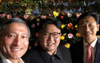 Kim Jong-un thăm thú Singapore, chụp ảnh tự sướng gây "sốt"