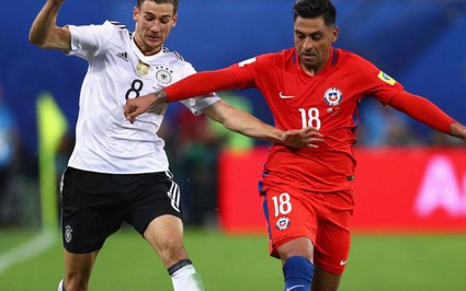 Clip tuyển thủ Chile đánh nguội "cực ác", nhưng thoát thẻ đỏ