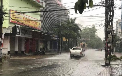 Bão số 10 đang vào, thành phố Vinh vắng tanh