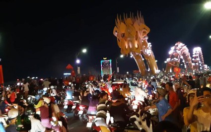 Cầu Rồng đông nghịt người sau kỳ tích của Olympic Việt Nam