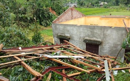 Phú Thọ: 1 người chết, hơn 100 ngôi nhà, trường học bị tốc mái, đổ sập