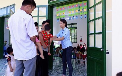 Buổi học đầu tiên tại lớp học do Báo Dân Việt và Quỹ Thiện Tâm xây tặng