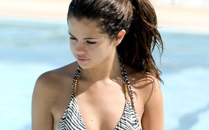 Selena Gomez siêu gợi cảm với bikini