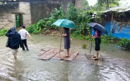 Nóng 24h qua: Nữ Chủ tịch phường đứng bè tre để dân kéo “đi chống lụt” lên tiếng