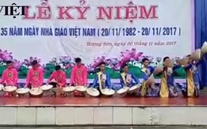 Ngày nhà giáo Việt Nam: Ngắm nam sinh mặc áo dài múa nón tặng thầy cô