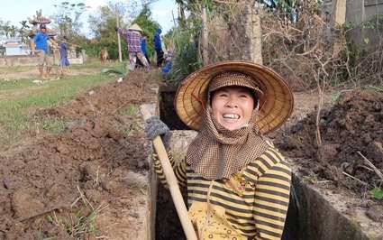 Những đôi tay “hồi sinh” vùng lũ quét