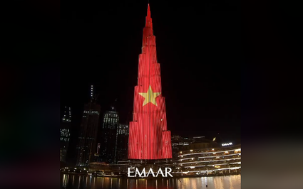 Quốc kỳ Việt Nam tung bay tại tòa nhà cao nhất thế giới Burj Khalifa ở Dubai