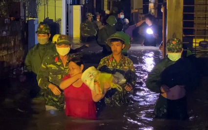 Triều cường lớn bất thường sau bão số 9 khiến cả khu phố "tháo chạy"