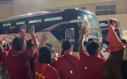 CĐV khóc ngất vì lo Văn Hậu chấn thương, ĐT Việt Nam trở về khách sạn trong tiếng hò reo của đồng bào