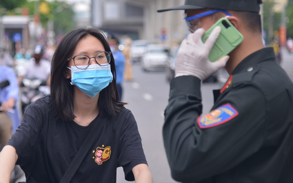 Cảnh sát lập chốt dài gần 1km kiểm tra, nhắc nhở người dân đi vào "vùng đỏ"