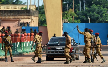 Tổng thống bị quân lính bắt giữ trong cuộc đảo chính ở Burkina Faso  
