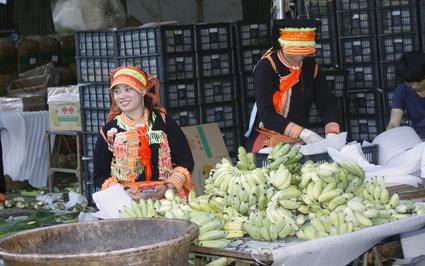 Cửa khẩu Việt Nam-Trung Quốc đã mở, chợ chuối lớn nhất tỉnh Lai Châu lại tấp nập kẻ mua người bán
