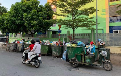 Hàng chục phụ huynh học sinh tố bị điểm tập kết rác thải bủa vây Trường mầm non Hồng Tiến