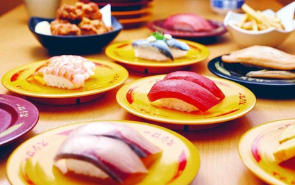 Sushi băng chuyền thu hút du khách tại Nhật Bản có nguy cơ biến mất