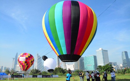 Khai mạc lễ hội khinh khí cầu: Giá vé không rẻ, người dân vẫn háo hức chờ được bay