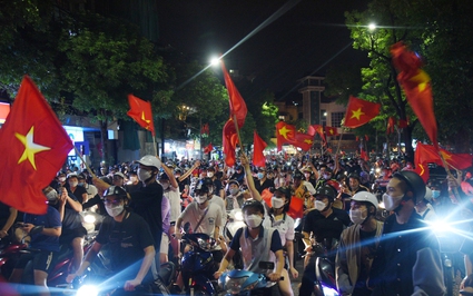 Người hâm mộ đổ ra đường ăn mừng U23 Việt Nam vào chung kết SEA Games 31