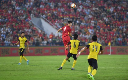 Clip: Hùng Dũng đá phạt, Tiến Linh đánh đầu tung lưới U23 Malaysia