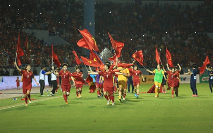 ĐT nữ Việt Nam cầm quốc kỳ chạy quanh SVĐ Cẩm Phả ăn mừng sau khi giành chức vô địch SEA Games 31