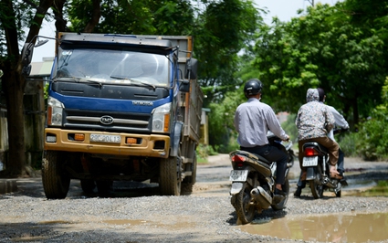 Ô tô sập gầm, xe máy phải đi men theo ổ voi trên con đường ven đô Hà Nội
