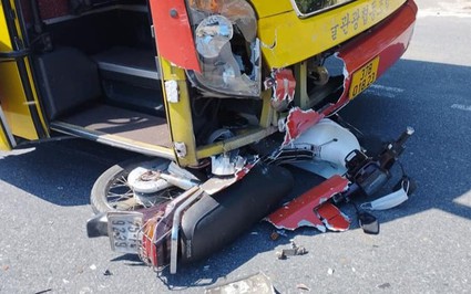 TT-Huế: Xe giường nằm tông xe máy băng qua quốc lộ, 2 người thương vong 
