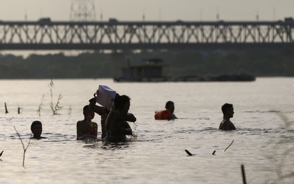 Nắng nóng 38 độ C, người già, trẻ nhỏ kéo nhau ra sông Hồng tắm giải nhiệt 