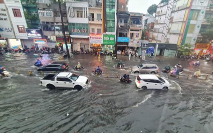 TP.HCM: Nhiều người chôn chân ngoài đường sau cơn mưa như trút nước, kéo dài hơn 3 giờ 