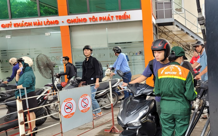 Giá xăng bất ngờ giảm mạnh gần 1.000 đồng/ lít, giá dầu đứng yên