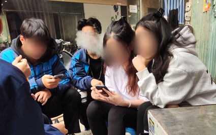 Nhiều học sinh cấp 3 ở Hà Nội nhả khói thuốc lá điện tử sau giờ học
