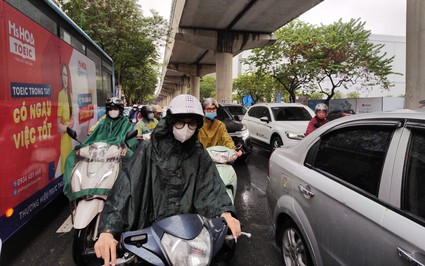 Mưa rét ngày cuối tuần, người dân Thủ đô vật vã trong cảnh tắc đường