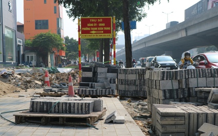 Cận Tết dương lịch, vỉa hè nhiều tuyến phố tại Hà Nội vẫn ngổn ngang vật liệu