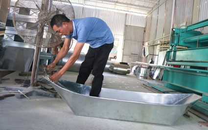 Cả làng ở Nghệ An làm chả ngơi tay để đóng một phương tiện đi lại mùa lũ, đơn hàng liên tục