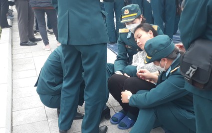 Rơi máy bay Su-22 ở Yên Bái: Người vợ trẻ khóc ngất đưa tiễn thiếu tá Trần Ngọc Duy
