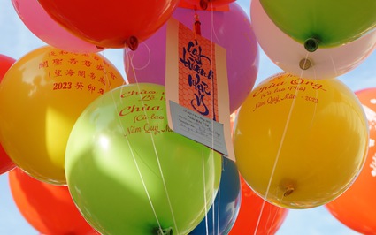 Đồng Nai: Hàng ngàn người dân cùng thả phúc khí cầu ở Lễ hội chùa Ông
