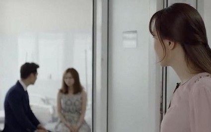 Đi công tác về, nhìn chồng con "đầm ấm" với người giúp việc, bà chủ giật mình kinh hãi