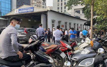 Tiếp diễn tình trạng ùn tắc dù ô tô mới được miễn đăng kiểm, người dân lấy số online bằng cách nào?