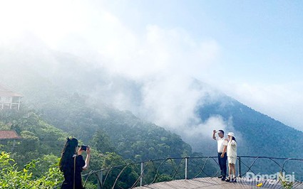 Đây là 3 ngọn núi cách Hà Nội 80km được ví như Đà Lạt thu nhỏ, hễ nóng nực dân tình lại kéo lên đây
