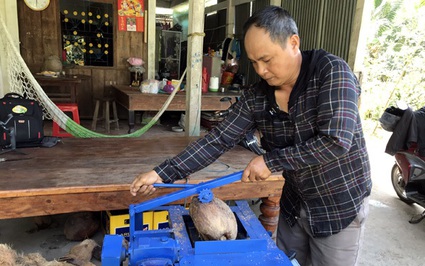 Anh nông dân Tiền Giang sáng chế máy bóc, lột vỏ dừa chạy vèo vèo, cả làng bất ngờ