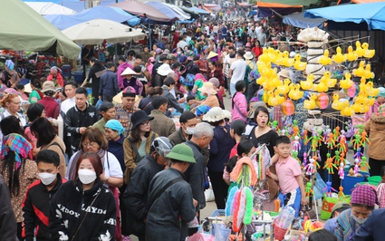 Chợ phiên Bắc Hà ở Lào Cai cứ họp là đông, người châu Âu đang lên xem, có cái chảo thắng cố kỷ lục