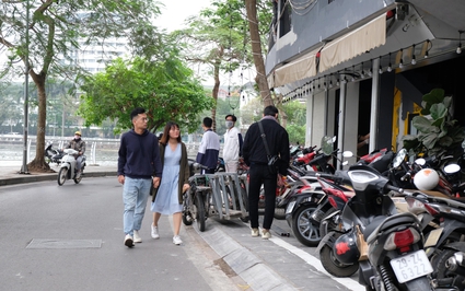 Xuất hiện những vạch kẻ đầy "bất ổn" trên vỉa hè quanh Hồ Tây