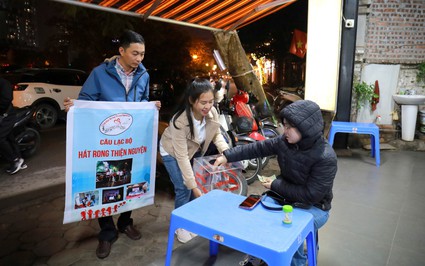 Video: Mang tiếng hát đi khắp nẻo đường kêu gọi từ thiện cho dân nghèo