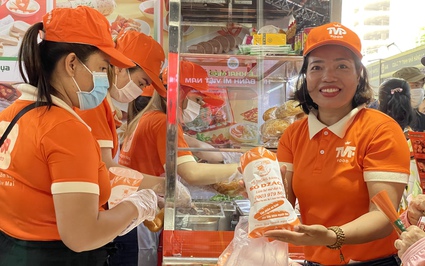 Chen chân ở Lễ hội Bánh mì TP.HCM: Bánh mì có gì mà thu hút đến vậy?