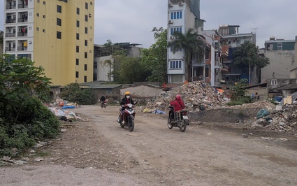 Núi rác cao 2m án ngữ trên tuyến đường nghìn tỷ gây mất mỹ quan đô thị
