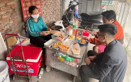 Thực hư bà chủ quán nem chua rán Hà Nội "nghỉ 5 tháng đi du lịch châu Âu" 
