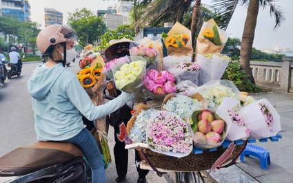 Giữa cái nắng oi ả của Hà Nội, "sen super" khoe sắc và được giá