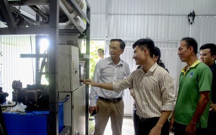 Loại máy biến những thứ tưởng vứt đi thành thức ăn chăn nuôi, nông dân Vĩnh Long nhẹ cả người