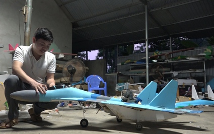 Video: Bộ sưu tập mô hình máy bay đáng ngưỡng mộ của chàng thợ cắt tóc 9X
